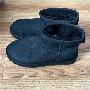 UGG Woman's Classic Short Boot Size 8, Barely Worn